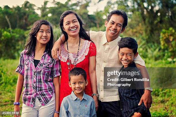 asian family portrait - philippines family imagens e fotografias de stock