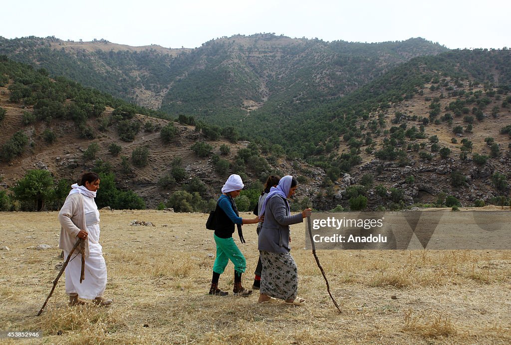 Iraqi Yezidis flee to surrounding mountains across the border into Turkey