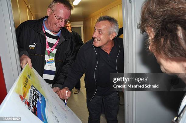 Dzikowski Signs 39 Dzikowski Stock Photos, High-Res Pictures, and Images - Getty Images
