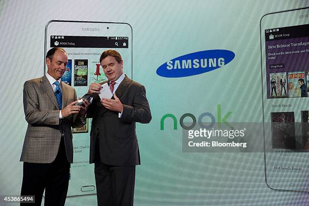 Michael Huseby, chief executive officer of Barnes & Noble Inc., right, and Tim Baxter, president of Samsung Electronics America, introduce the new...