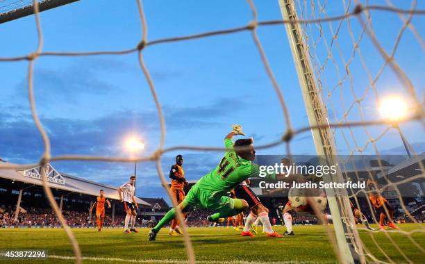 Bakary Sako Of Wolverhampton Wanderers scores the first goal during the Sky Bet Championship match between Fulham and Wolverhampton Wanderers at...