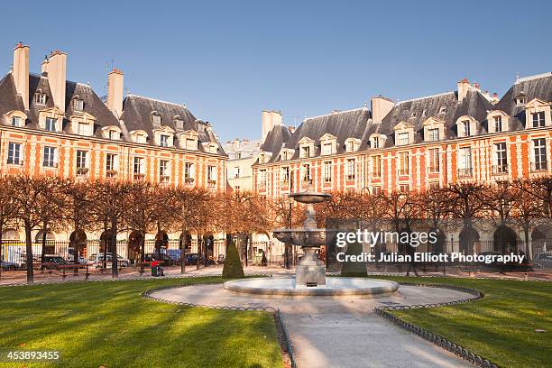 place des voges, the oldest square in paris. - the marais stock pictures, royalty-free photos & images