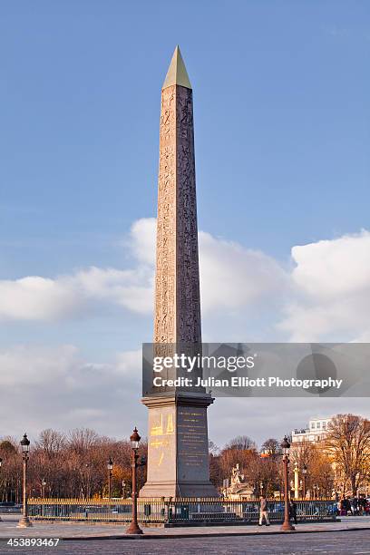 egypitian obelisk in place de la concorde. - obelisk stock-fotos und bilder