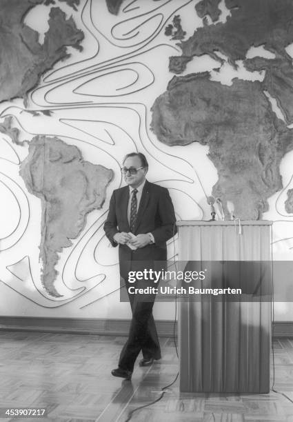 Foreign Minister Hans Dietrich Genscher during his farewell ceremony in front of a world map in the worldhall of the Ministry of Foreign Affairs in...