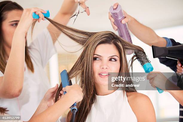 女性のヘアスタイリスト - adjusting ストックフォトと画像