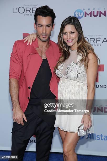 Aaron Diaz and Lola Ponce arrive at Telemundo's Premios Tu Mundo Awards 2014 at American Airlines Arena on August 21, 2014 in Miami, Florida.