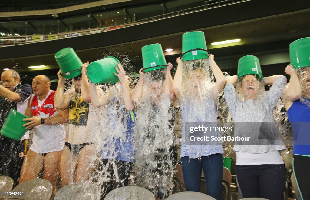 Melbourne Attempts World Record Ice Bucket Challenge