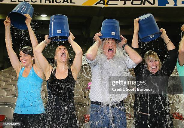 Bucket Racing Ice 1,284 Ice Bucket Challenge Photos & High Res Pictures - Getty Images