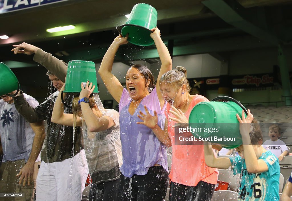 Melbourne Attempts World Record Ice Bucket Challenge