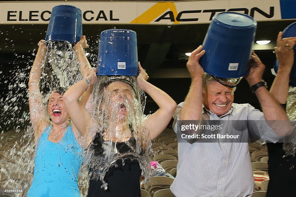 Melbourne Attempts World Record Ice Bucket Challenge