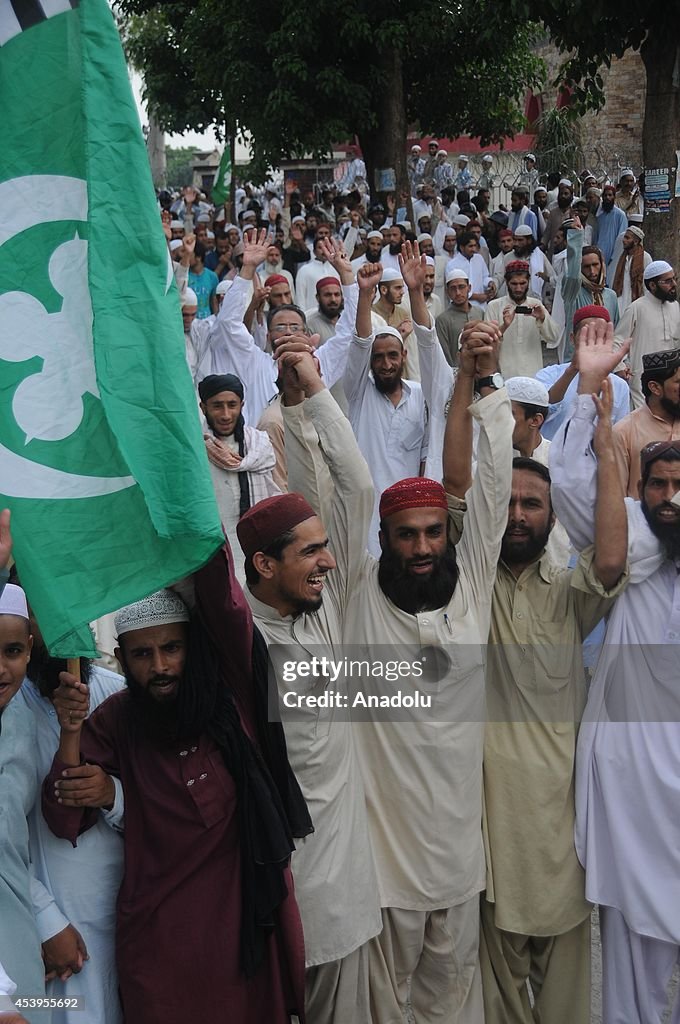 Protest against Imran Khan and Tahir-ul-Qadri in Pakistan