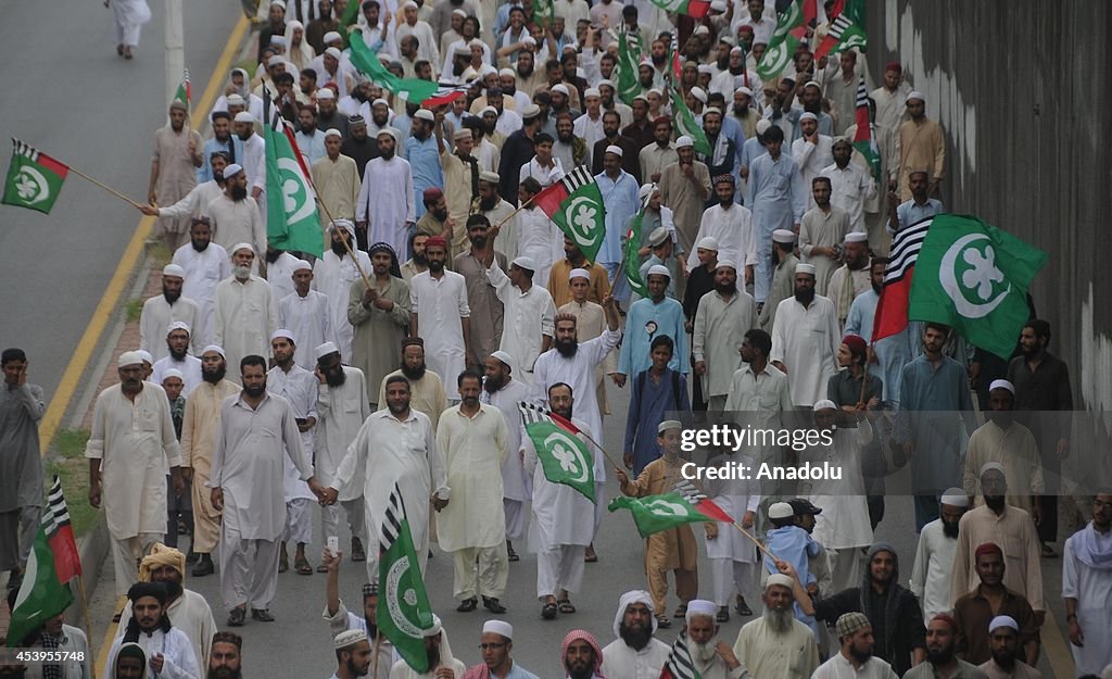 Protest against Imran Khan and Tahir-ul-Qadri in Pakistan