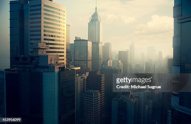 hong kong skyline - stadtsilhouette stock-fotos und bilder