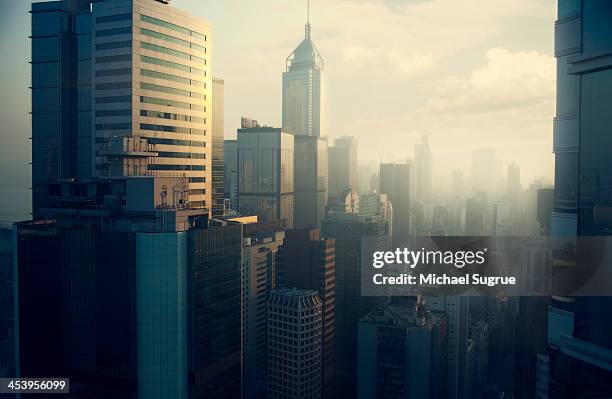 hong kong skyline - rascacielos fotografías e imágenes de stock