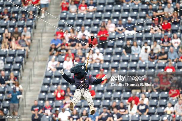 Oakland Raider Mascot Photos and Premium High Res Pictures - Getty Images