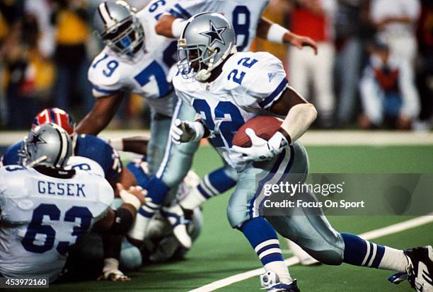 Emmitt Smith of the Dallas Cowboys carries the ball against the Buffalo Bills during Super Bowl XXVIII on January 30, 1994 at the Georgia Dome in...