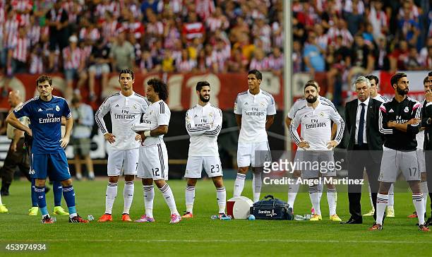 Real Madrid players look dejected after the Supercopa second leg match between Atletico de Madrid and Real Madrid at Vicente Calderon Stadium on...
