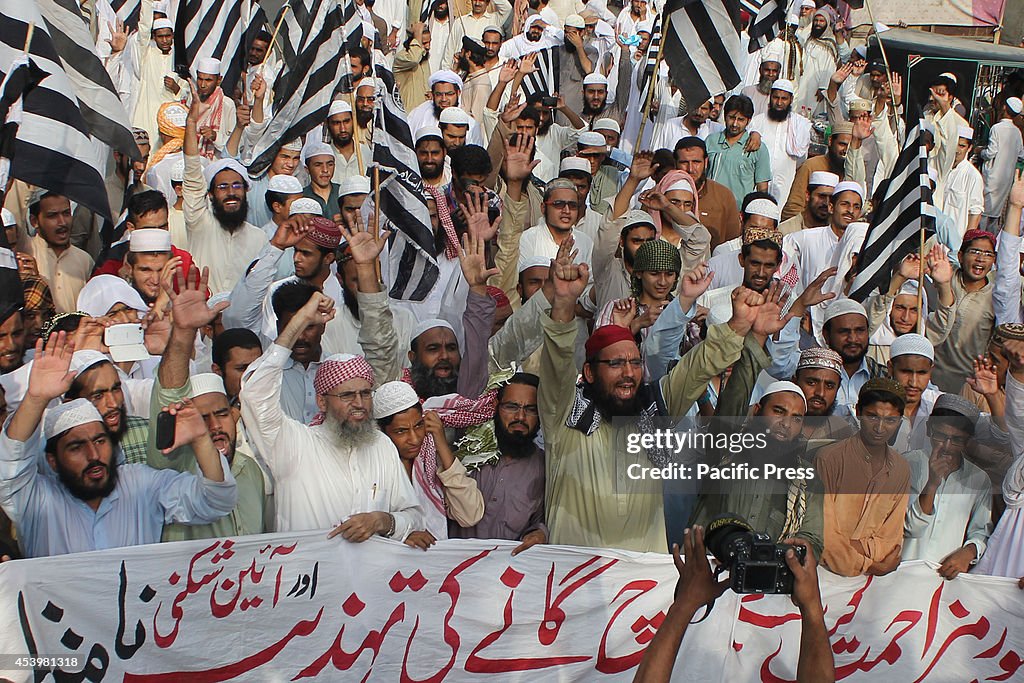 Pakistani Activists of the religious hard-line party Jamiat...