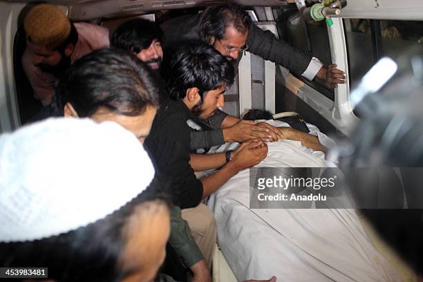 Pakistani Sunni Muslims carry the dead body of Sunni Muslim Leader Shams-ur-Rehman Muawiya, chief of the Ahle Sunaat Wal Jamaat organisation for...
