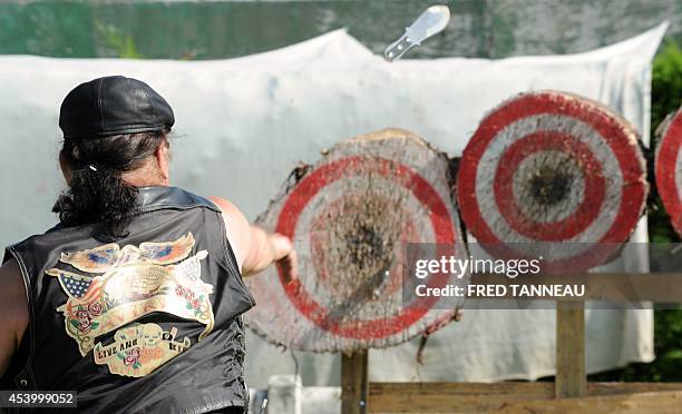 Target Throwing 24 Knife Throwing Targets Stock Photos, High-Res Pictures, and Images ...
