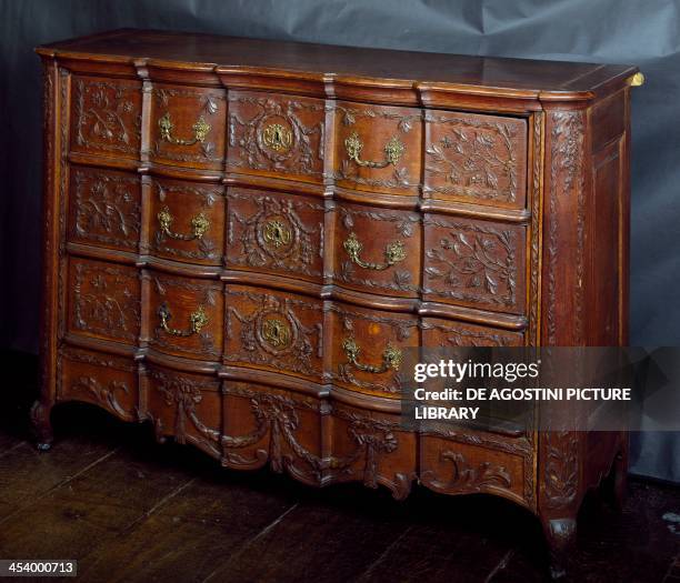 Oak chest of drawers decorated with garlands, leaves and flowers, medallions and ribbons. Belgium, 18th century. Liegi, Musée D'Ansembourg