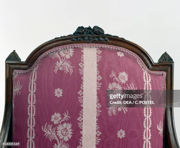 Louis XVI style natural walnut chapeau de gendarme armchair. France, 18th century. Detail of the back.
