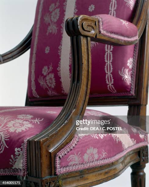 Louis XVI style natural walnut chapeau de gendarme armchair. France, 18th century. Detail.