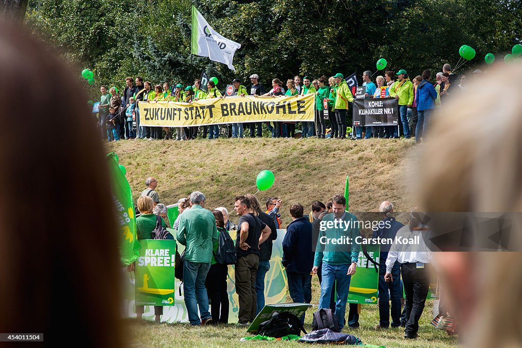 Anti-Coal Protesters Form Human Chain Across German-Polish Border
