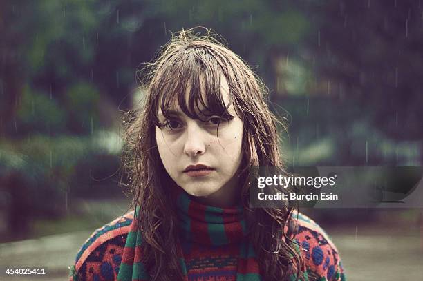 the girl under the rain - nass stock-fotos und bilder