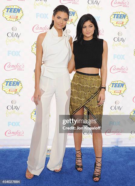 Kendall Jenner and Kylie Jenner arrive at the 2014 Teen Choice Awards at The Shrine Auditorium on August 10, 2014 in Los Angeles, California.