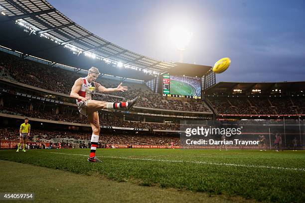 Nick Riewoldt of the Saints kicks a goal during the round 22 AFL match between the Richmond Tigers and the St Kilda Saints at Melbourne Cricket...