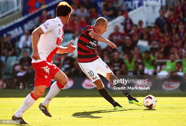 Aaron Mooy of the Wanderers shoots for goal to score during the round nine A-League match between the Western Sydney Wanderers and the Melbourne...