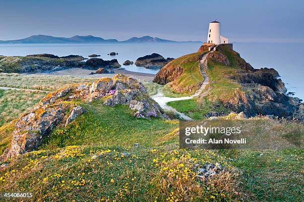 twr mawr lighthouse on  llanddwyn island - private island stock-fotos und bilder