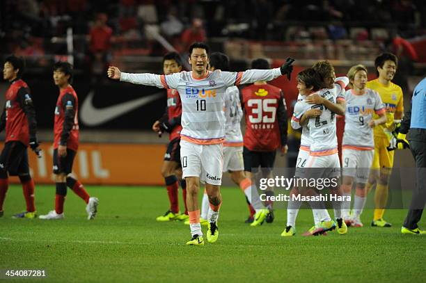 Yojiro Takahagi celebrates the victory after the J.League match between Kashima Antlers and Sanfrecce Hiroshima at Kashima Stadium on December 7,...