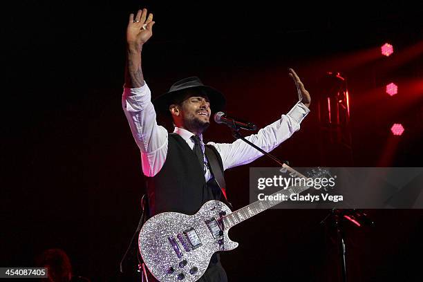 Draco Rosa performs at Coliseo de Puerto Rico on December 6, 2013 in San Juan, Puerto Rico.