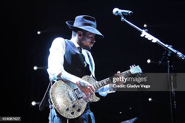 Draco Rosa performs at Coliseo de Puerto Rico on December 6, 2013 in San Juan, Puerto Rico.