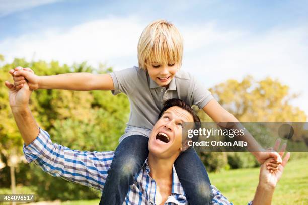 父親の息子と一緒に遊んで - 飛行機のまね ストックフォトと画像