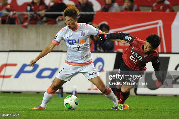 Hwang Seok Ho of Sanfrecce Hiroshima and Daigo Nishi of Kashima Antlers compete for the ball during the J.League match between Kashima Antlers and...