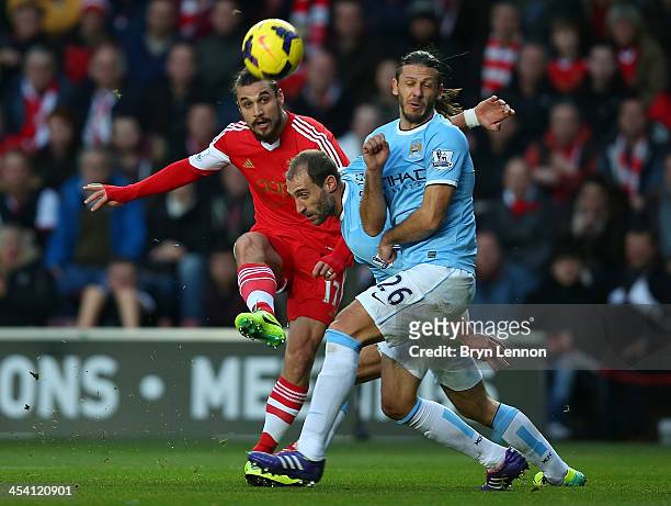 Pablo Daniel Osvaldo of Southampton shoots to score the equalising goal during the Barclays Premier League match between Southampton and Manchester...