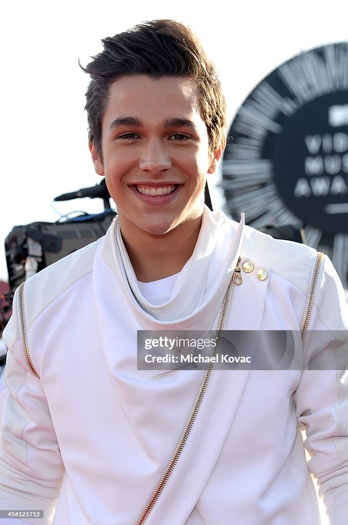 Austin Mahone Enters The MTV VMA Red Carpet As A Dare