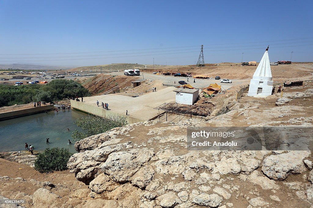 Iraqi Yezidis fleeing from IS assaults take shelter in Iraq's Dohuk city