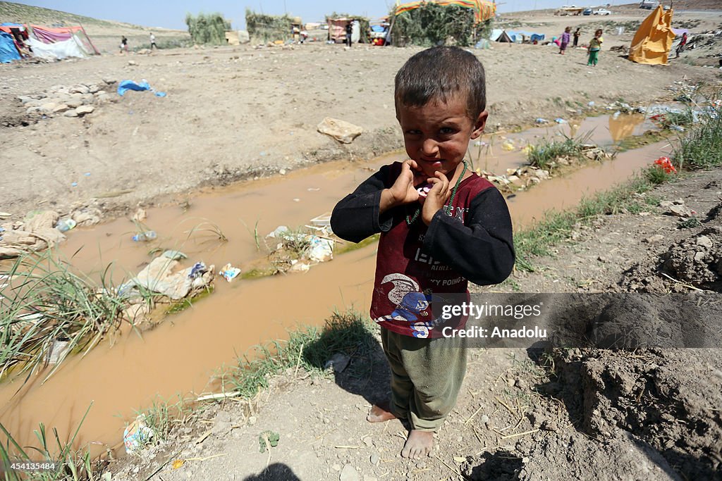 Iraqi Yezidis fleeing from IS assaults take shelter in Iraq's Dohuk city