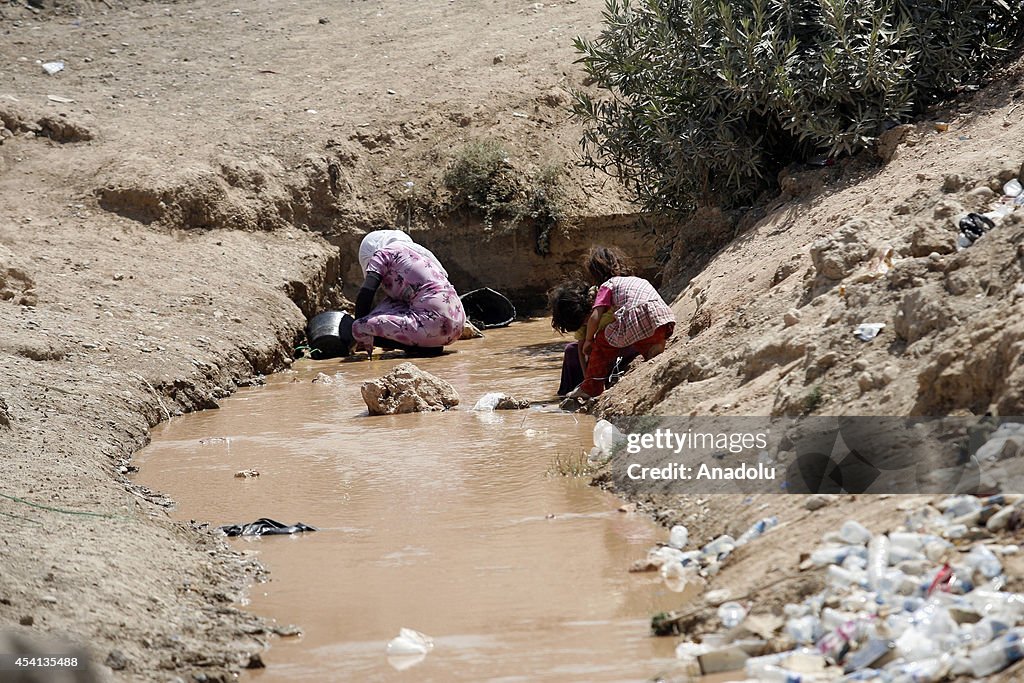 Iraqi Yezidis fleeing from IS assaults take shelter in Iraq's Dohuk city