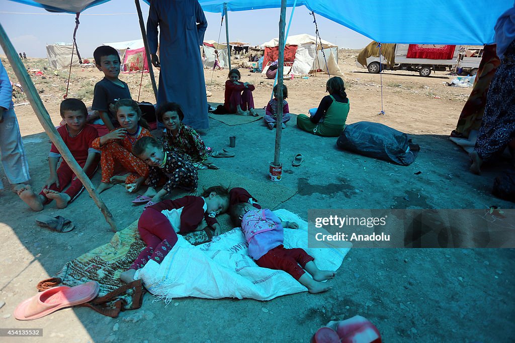 Iraqi Yezidis fleeing from IS assaults take shelter in Iraq's Dohuk city