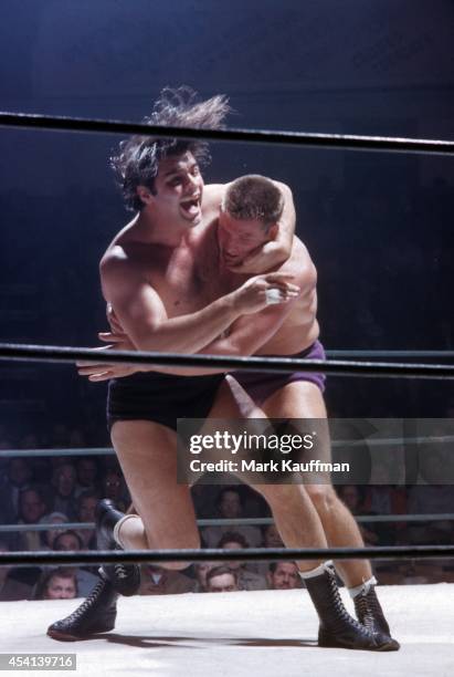 Professional Wrestling: John Tollas in action, headlock vs Wilbur Snyder during match at Ocean Park Arena. Santa Monica, CA CREDIT: Mark Kauffman