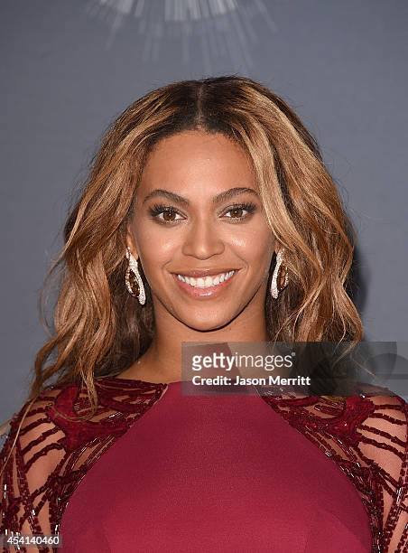Singer Beyonce, recipient of the Michael Jackson Video Vanguard Award, poses in the press room during the 2014 MTV Video Music Awards at The Forum on...