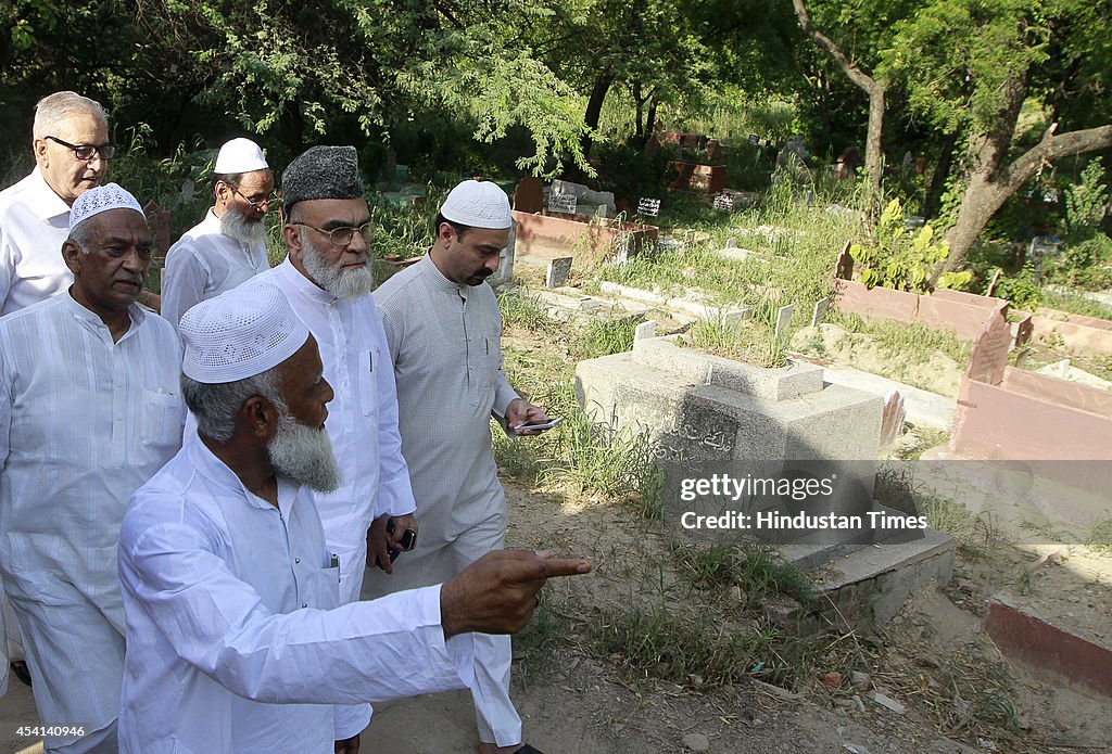 Jama Masjid Shahi Imam Syed Ahmed Bukhari Visits Delhi Gate Cemetery