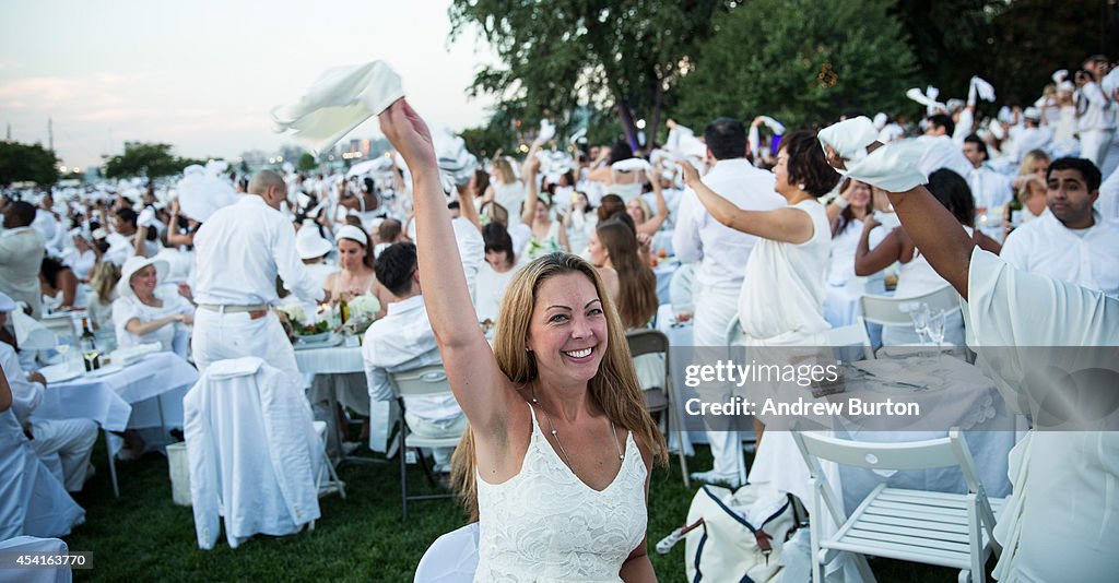Thousands Attend Diner En Blanc Pop Up Dinner Party In New York