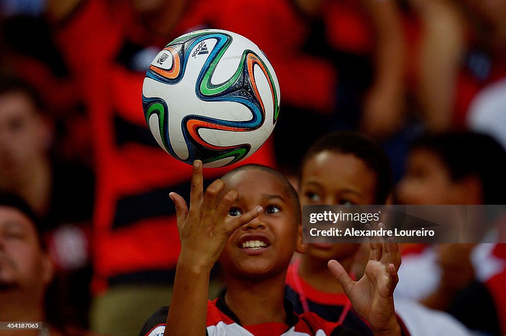 Flamengo v Cruzeiro - Brazilian Series A 2013