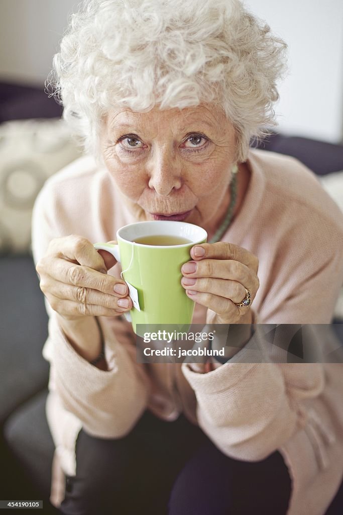 Reife Frau zu Hause Tee trinken
